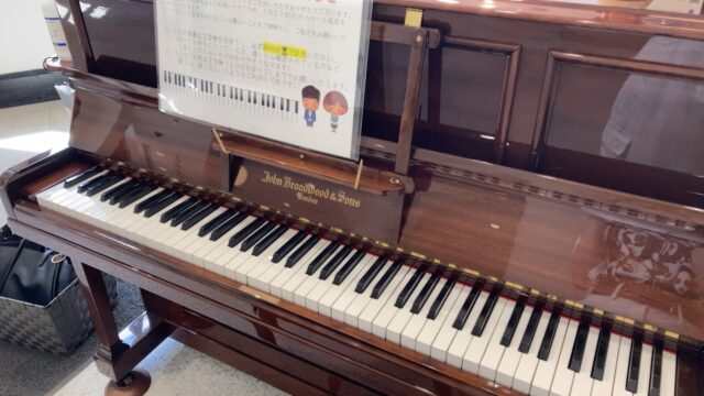 オフィス街に希少な外国製ピアノ。日本橋ダイヤビルディングの オフィス街に希少な外国製ピアノ。日本橋ダイヤビルディングの