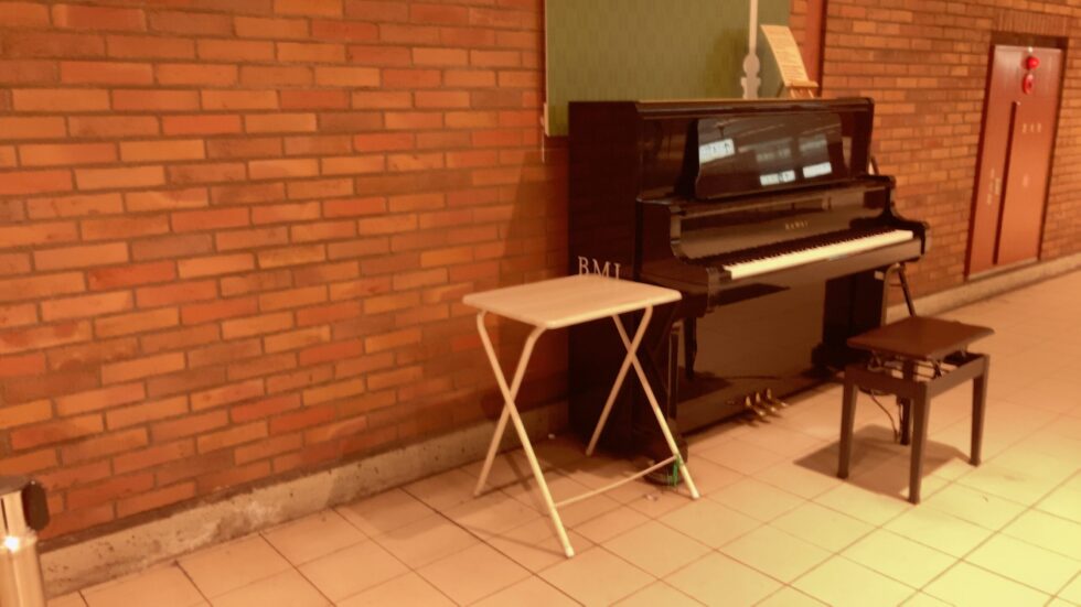 ラーメン帰りに駅ピアノ。<br>横浜馬車道のストリートピアノを弾いてきました！